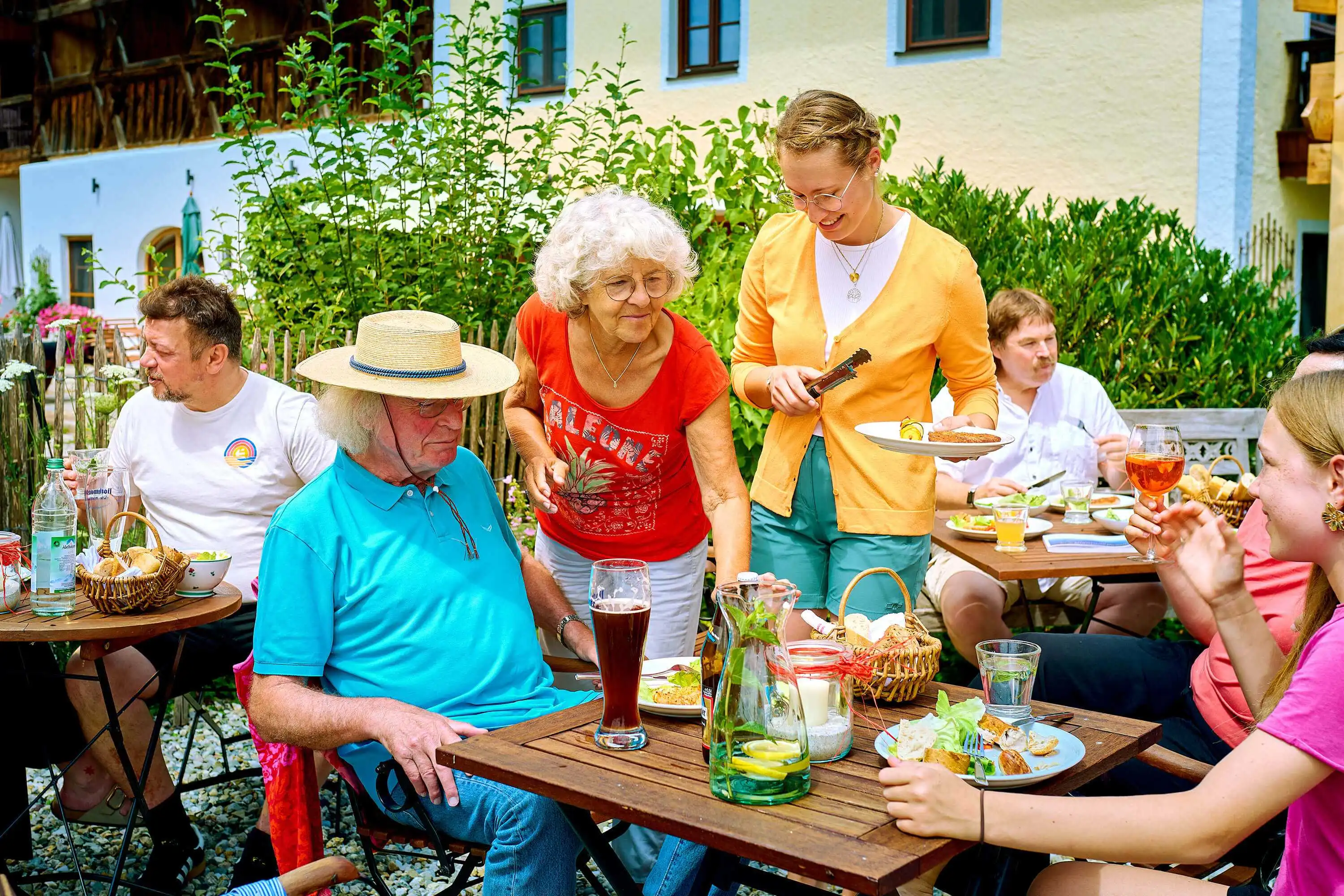Gemeinsam gemütlich den Sommerabend beim Grillen genießen