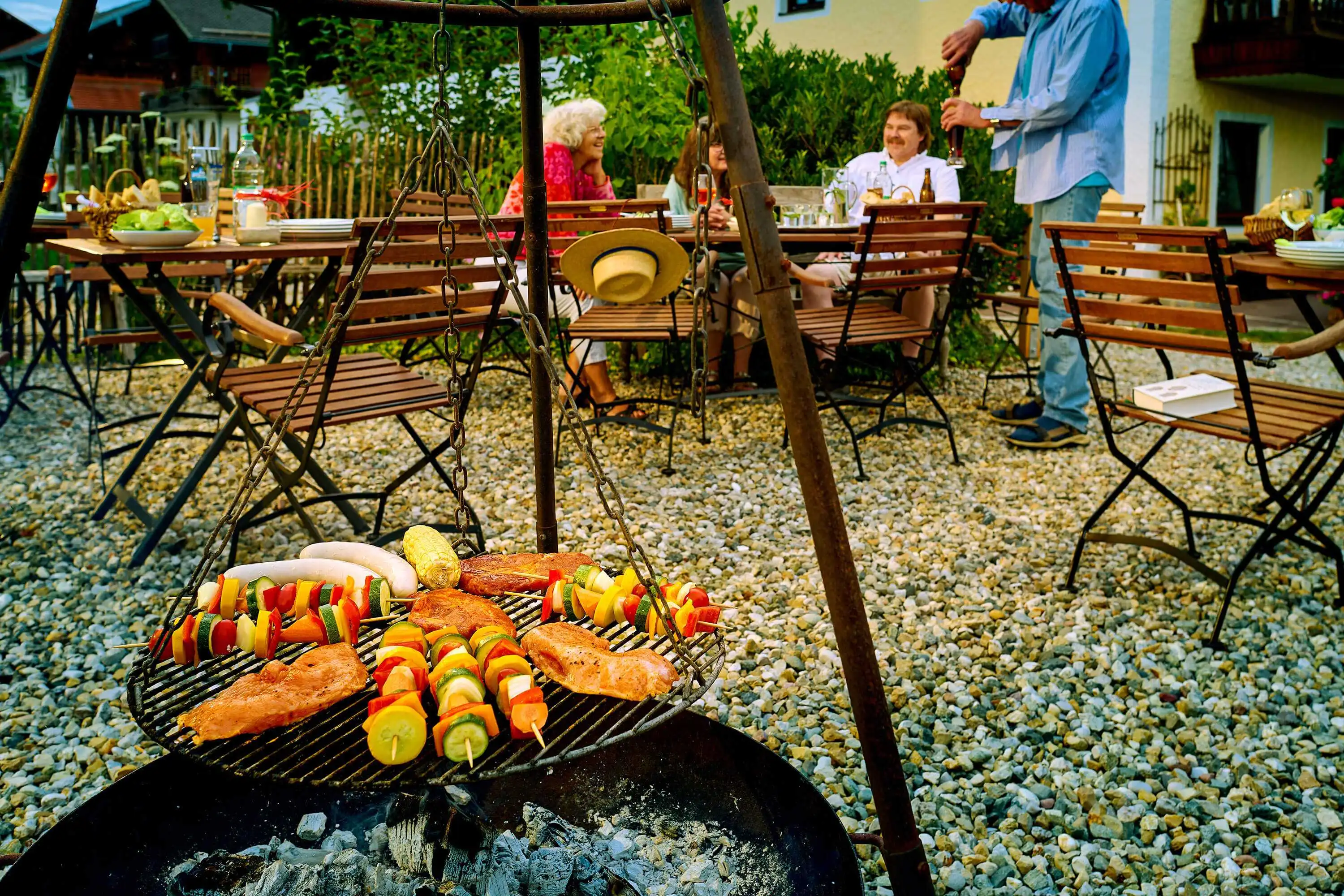 Leckeres Grillgut über dem Feuer zubereitet