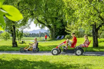 Kinderfahrzeuge und viel Platz am Köllhof