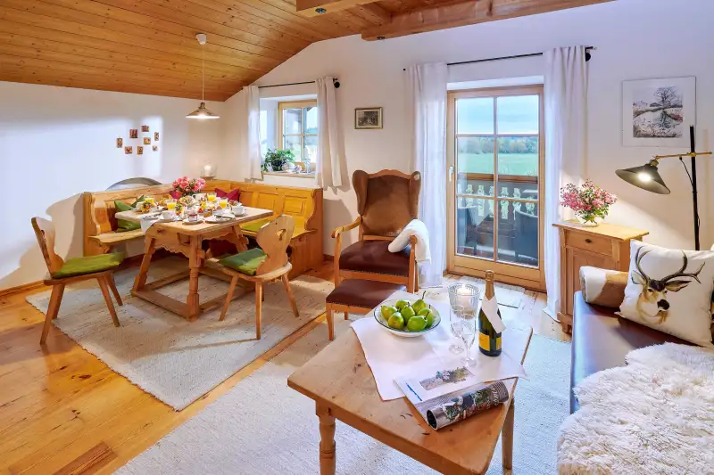 das Bauernsofa lädt zum Relaxen ein Wohlfühlurlaub am Köllhof in der FeWo Mohnblume