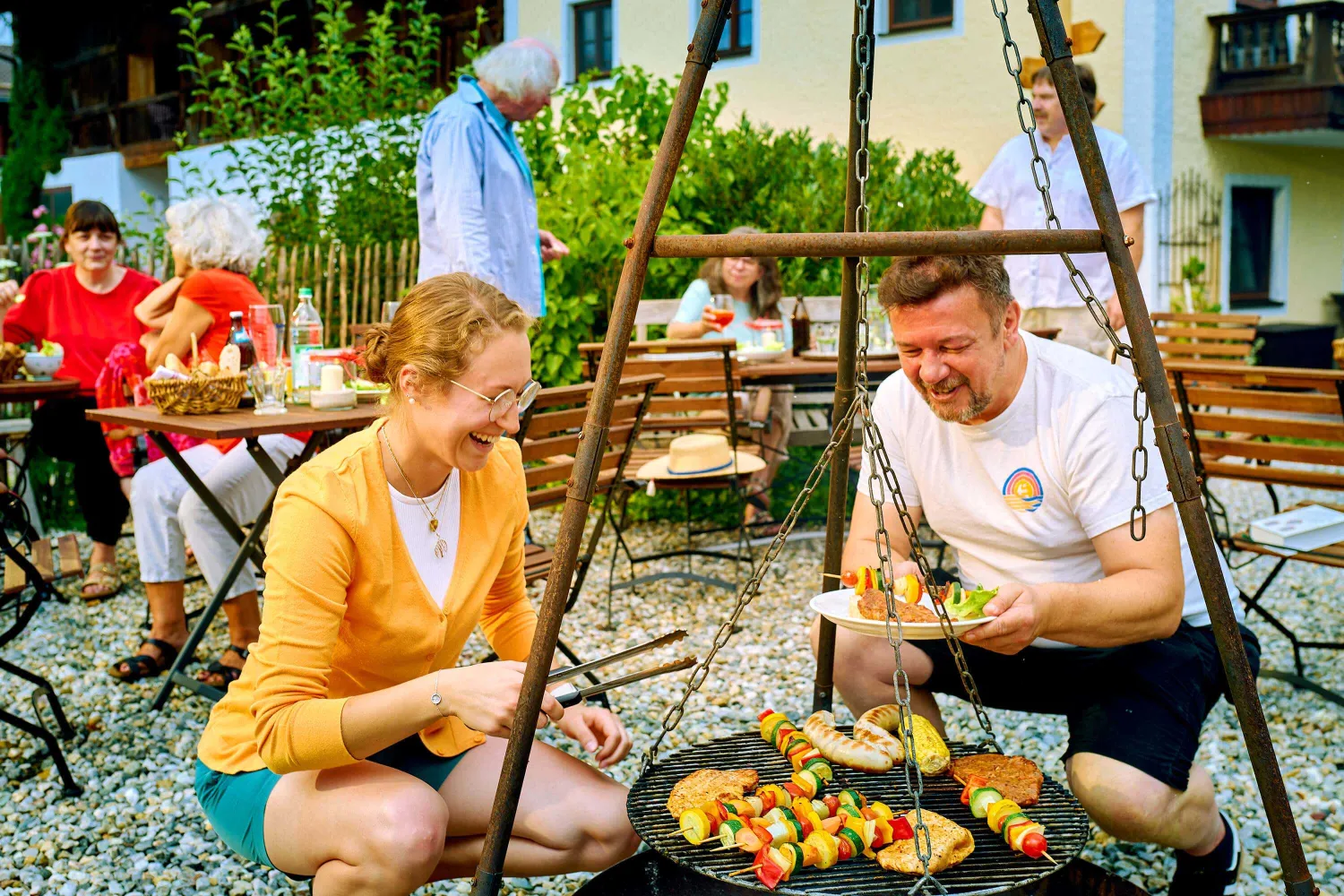 Saftige Steaks und pikante Würstel vom Grill