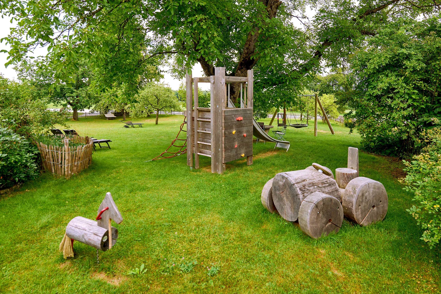 Kinderparadies mit viel Platz zum Spielen und Toben